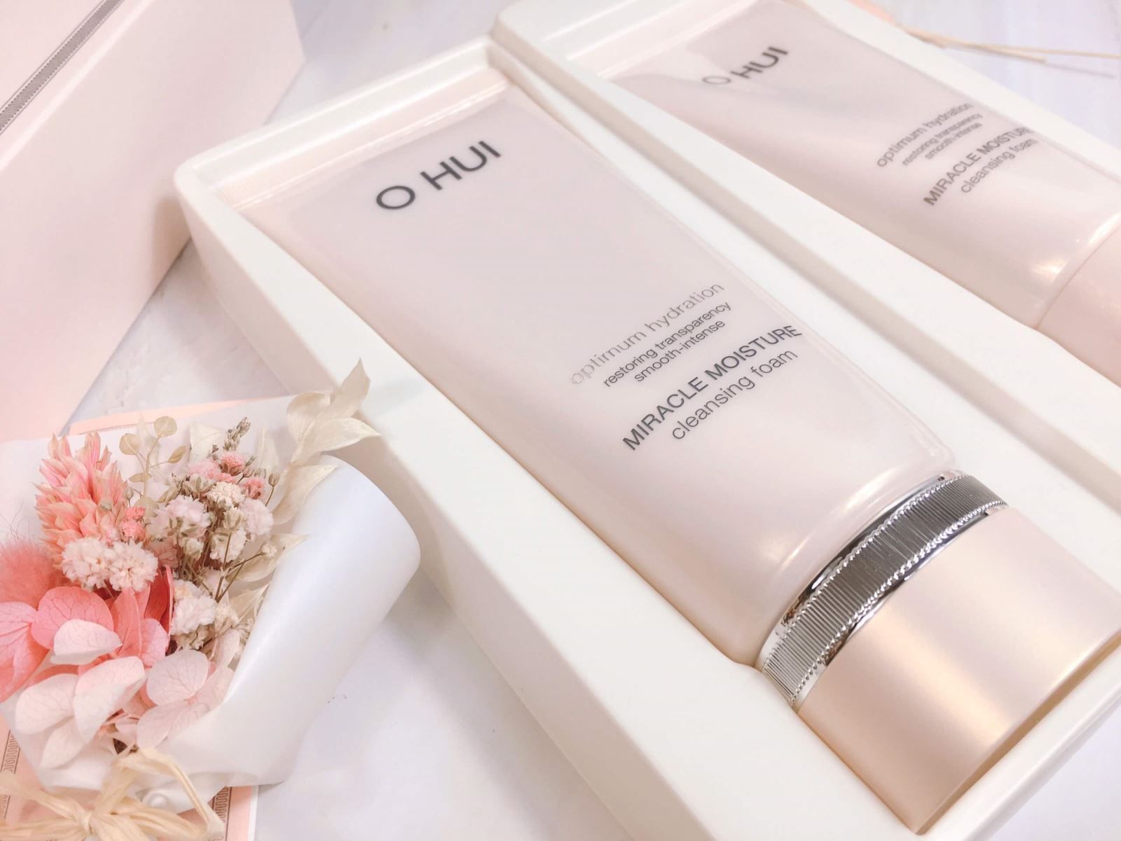 Sữa rửa mặt giúp dưỡng ẩm Ohui Miracle Moisture Cleansing Foam